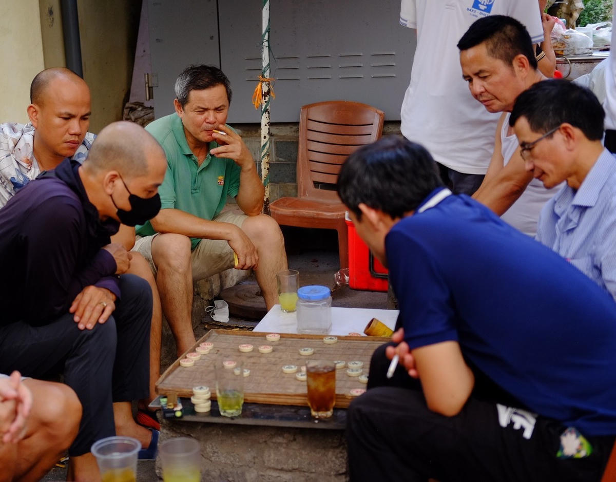 
Chiều chiều, người dân lại tụ tập ở quán trà đá. Các ông, các bác chơi cờ tướng, các bà, các cô thong thả kể chuyện cuộc sống. Dù cho thời thế đổi thay, tình người và sự gắn bó của người dân nơi đây vẫn ấm áp như thuở ban đầu.