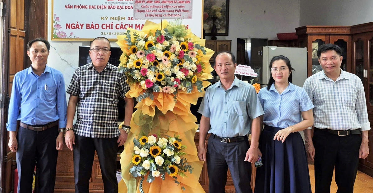 Lãnh đạo xã Thạnh Bình tặng hoa chúc mừng Văn phòng đại diện báo Đại đoàn kết khu vực miền Trung nhân ngày 21/6. Ảnh: CĐ.