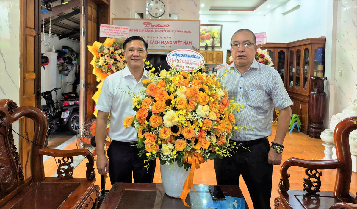 Lãnh đạo Agribank Chi nhánh tỉnh Quảng Nam tặng hoa chúc mừng Văn phòng đại diện báo Đại đoàn kết khu vực miền Trung nhân ngày 21/6. Ảnh: NT.