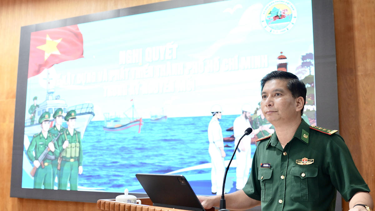 Đại tá Đỗ Vĩnh Thăng, Bí thư Đảng ủy, Ban Chỉ huy BĐBP TP Hồ Chí Minh chủ trì hội nghị. Ảnh: Quang Tiến.