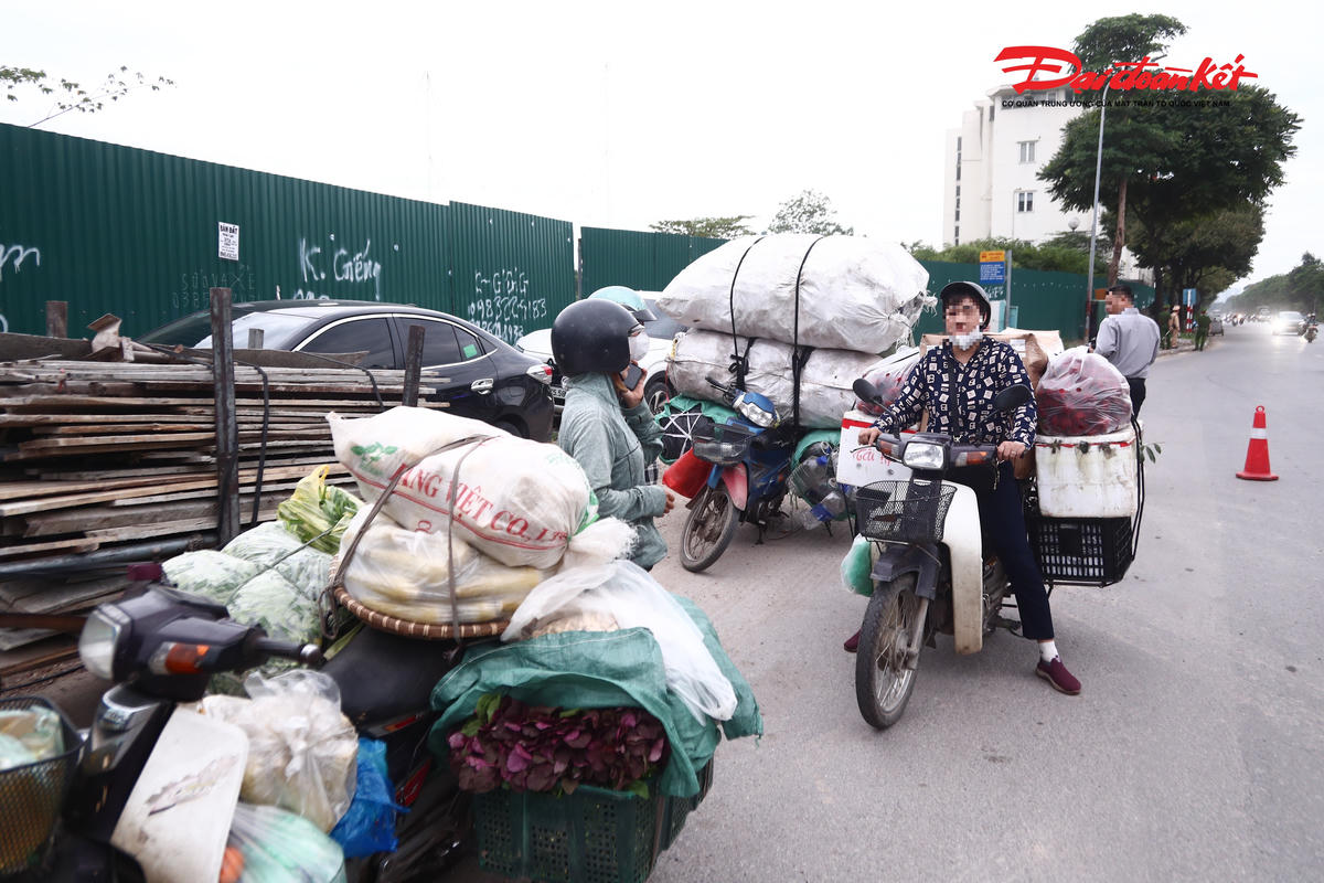 Hà Nội: CSGT xử lý nhiều trường hợp chở hàng cồng kềnh trên Đại lộ Thăng Long