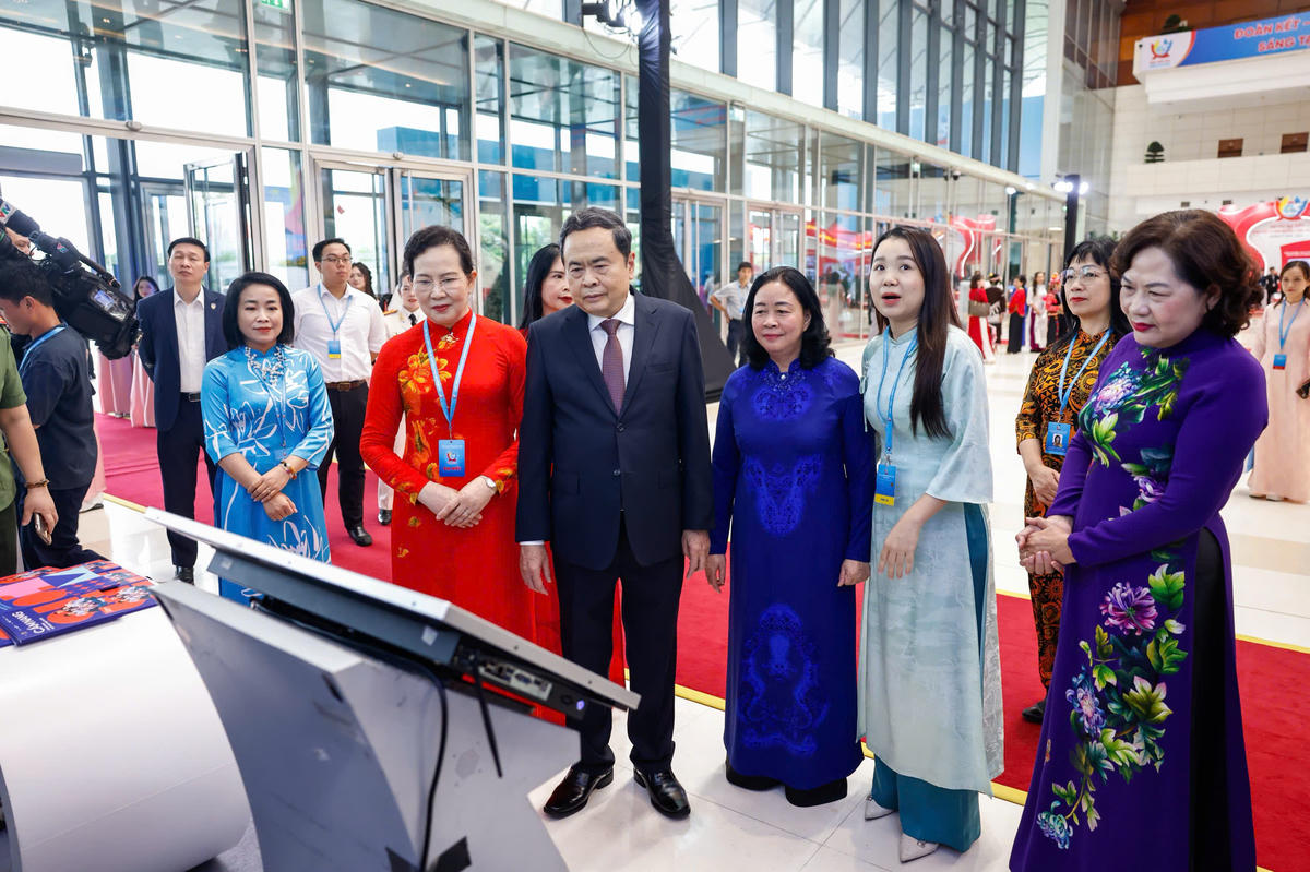 Ủy viên Bộ Chính trị, Chủ tịch Quốc hội Trần Thanh Mẫn; bà Bùi Thị Minh Hoài, Ủy viên Bộ Chính trị, Bí thư Trung ương Đảng, Chủ tịch Ủy ban Trung ương MTTQ Việt Nam; bà Lê Thị Thủy, Ủy viên Trung ương Đảng, Phó Chủ tịch Ủy ban Trung ương MTTQ Việt Nam, Chủ tịch Hội LHPN Việt Nam cùng các đại biểu tham quan không gian trưng bày tại Đại hội. Ảnh: Quang Vinh
