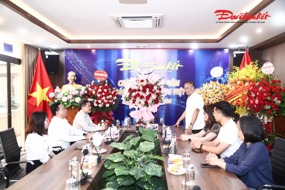 Tiến sĩ Nguyễn Đăng Khang, Phó Tổng Biên tập Báo Đại đoàn kết phát biểu cảm ơn tình cảm, sự quan tâm và những lời chúc tốt đẹp của các cơ quan, đơn vị nhân kỷ niệm 101 năm Ngày Báo chí Cách mạng Việt Nam.