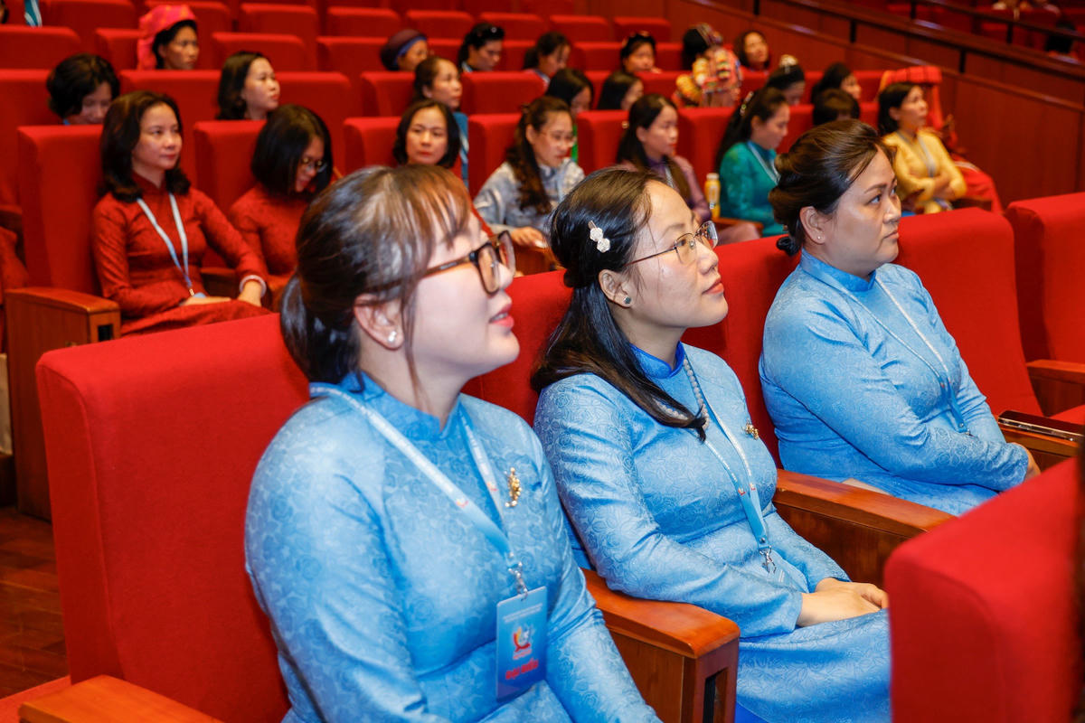 PGS.TS Hà Thị Thanh Hương (ngồi giữa) là đại biểu tiêu biểu tham dự Đại hội đại biểu Phụ nữ toàn quốc lần thứ XIV, nhiệm kỳ 2026-2031. Ảnh: Quang Vinh