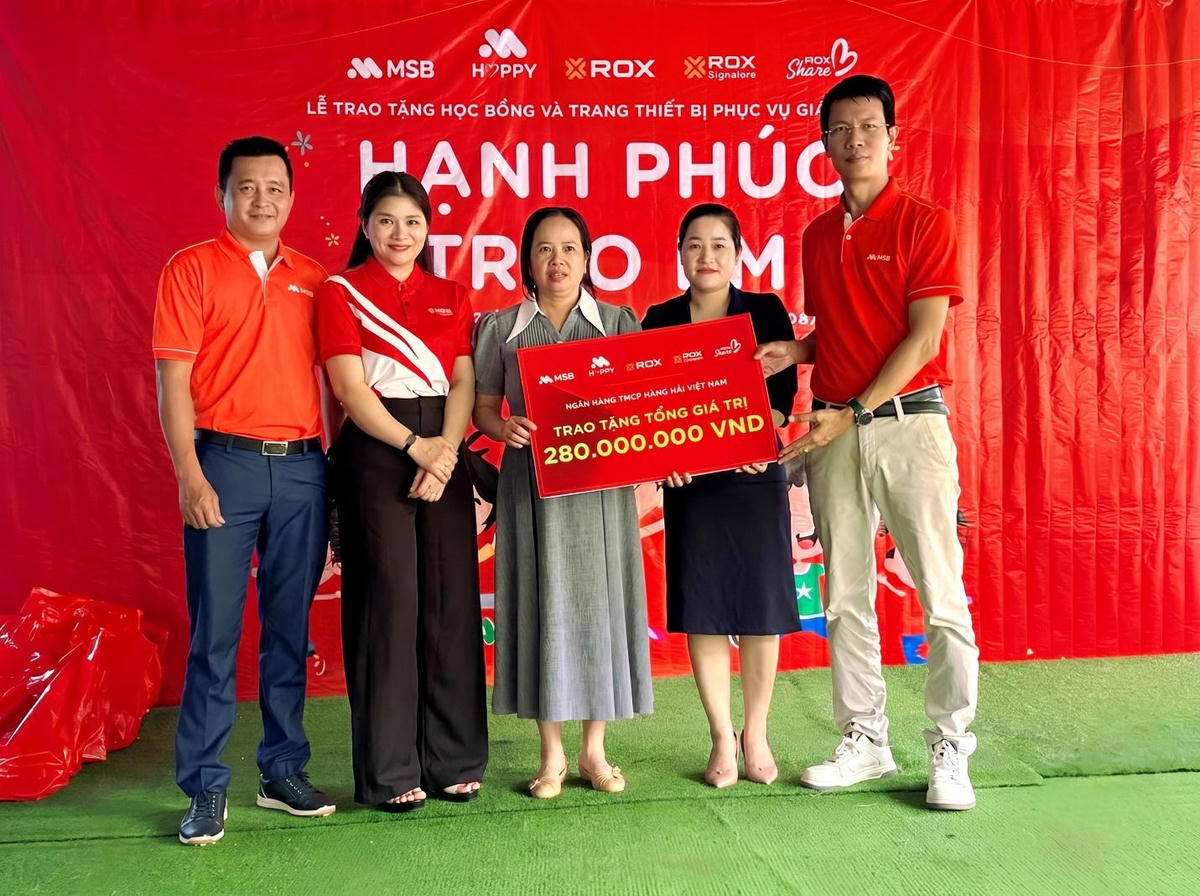 Đoàn thiện nguyện trao quà tặng tại Trà Leng