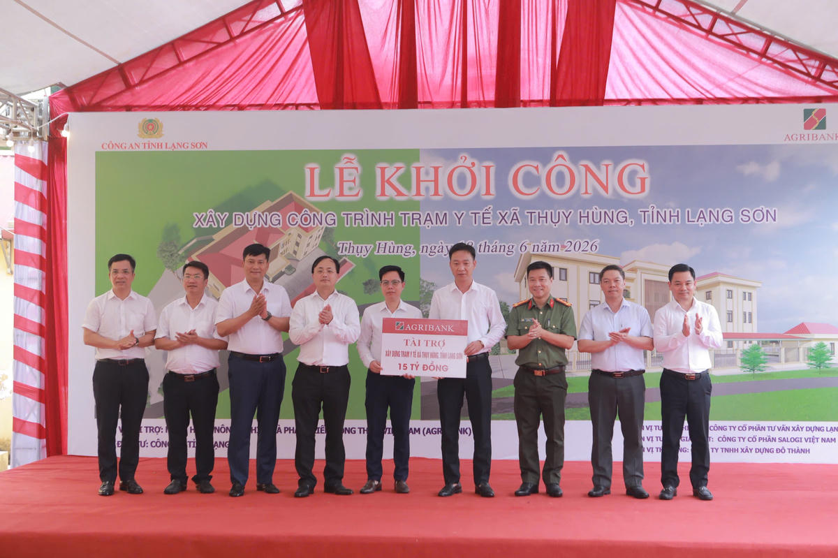 Đồng chí Tô Huy Vũ - Chủ tịch HĐTV Agribank và đồng chí Phạm Toàn Vượng – Thành viên HĐTV, Tổng Giám đốc Agribank trao biểu trưng tài trợ 15 tỷ đồng xây dựng công trình Trạm Y tế xã Thụy Hùng, tỉnh Lạng Sơn
