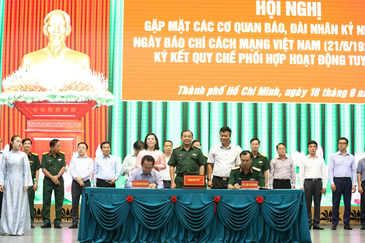 Bộ Tư lệnh TP Hồ Chí Minh ký kết quy chế phối hợp hoạt động tuyên truyền với các cơ quan báo chí