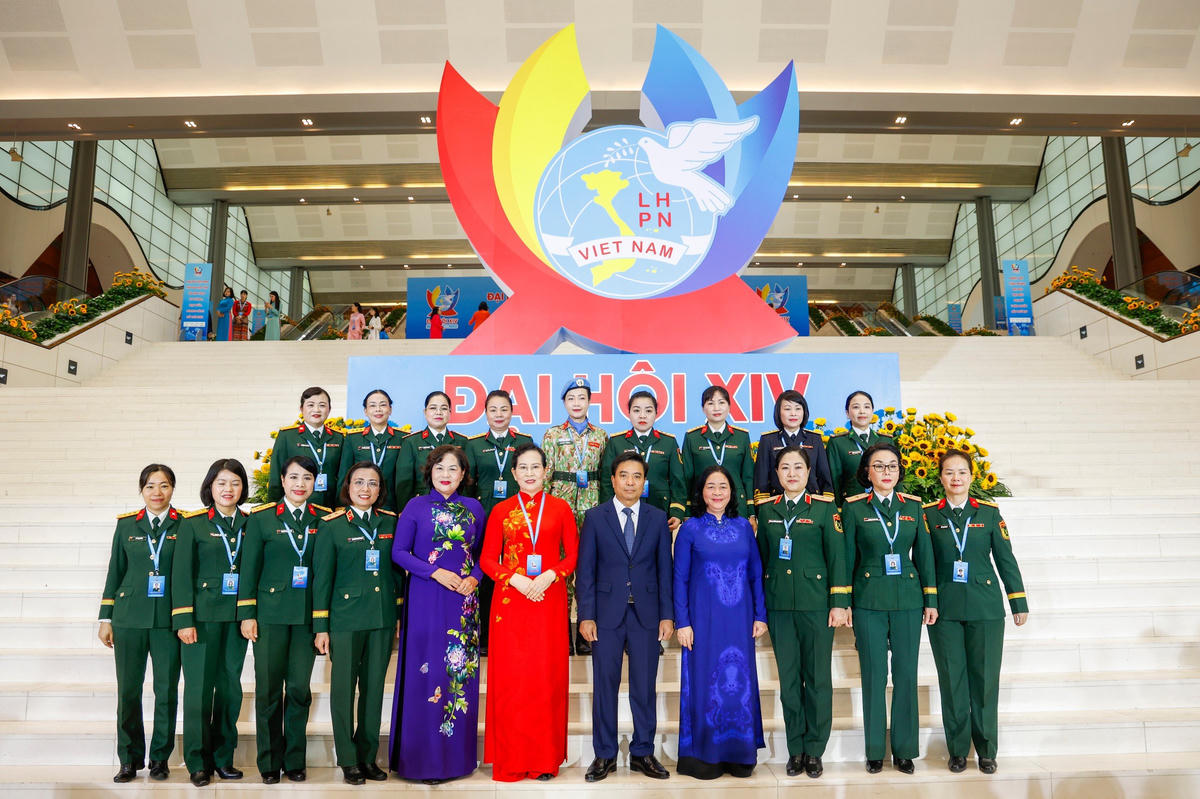 Bà Bùi Thị Minh Hoài, Ủy viên Bộ Chính trị, Bí thư Trung ương Đảng, Chủ tịch Ủy ban Trung ương MTTQ Việt Nam; bà Lê Thị Thủy, Ủy viên Trung ương Đảng, Phó Chủ tịch Ủy ban Trung ương MTTQ Việt Nam, Chủ tịch Hội Liên hiệp Phụ nữ Việt Nam chụp ảnh cùng các đại biểu. Ảnh: Quang Vinh