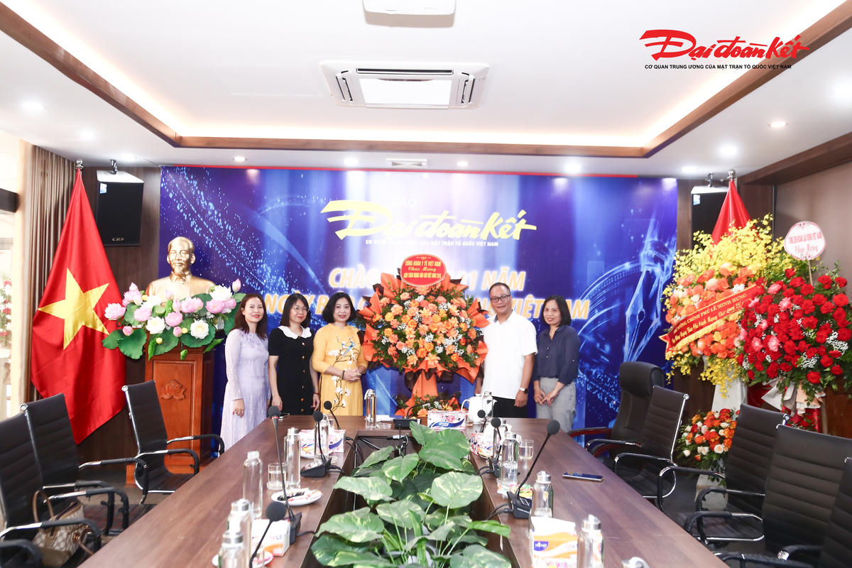 Tiến sĩ Nguyễn Đăng Khang, Phó Tổng Biên tập Báo Đại đoàn kết đón nhận lẵng hoa chúc mừng từ Công đoàn Y tế Việt Nam nhân dịp 21/6.