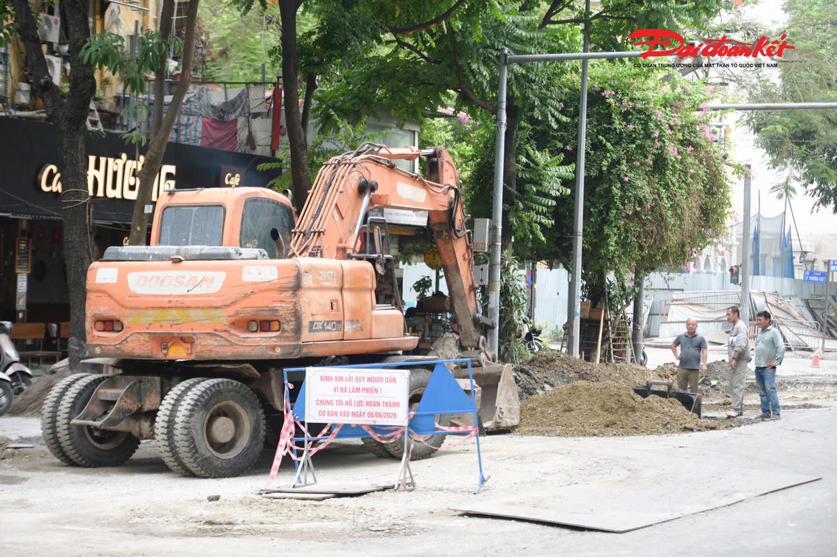Bên trong khu vực công trường, nhiều máy móc, thiết bị thi công vẫn án ngữ tại hiện trường. Dọc tuyến, đá dăm, cát sỏi và vật liệu xây dựng còn vương vãi trên mặt đường, tạo nên khung cảnh nhếch nhác, ngổn ngang, khó có thể xem là một công trình đã hoàn thành và được hoàn trả đồng bộ. (Ảnh ghi nhận chiều 17/6).