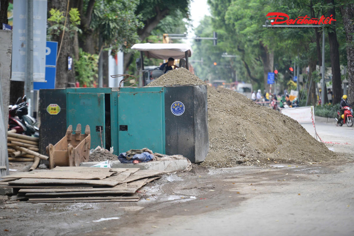 Dự án chống ngập được báo cáo 'hoàn thành', phố Quang Trung vẫn ngổn ngang