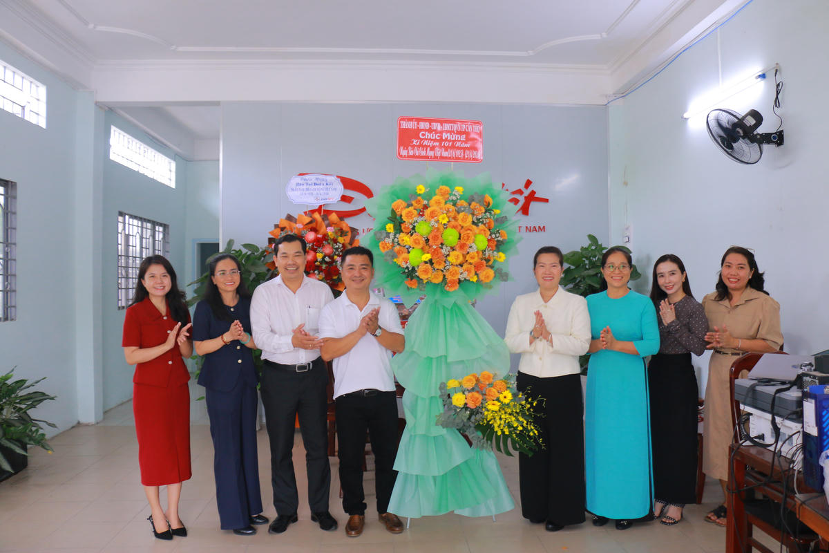 Phó Chủ tịch UBND TP Cần Thơ Nguyễn Thị Ngọc Điệp và Phó Giám đốc Sở Văn hóa, Thể thao và Du lịch Cần Thơ Lê Minh Tuấn cùng đoàn công tác chúc mừng Văn phòng đại diện Báo Đại đoàn kết tại khu vực Tây Nam bộ nhân kỷ niệm 101 năm Ngày Báo chí Cách mạng Việt Nam. Ảnh HT.