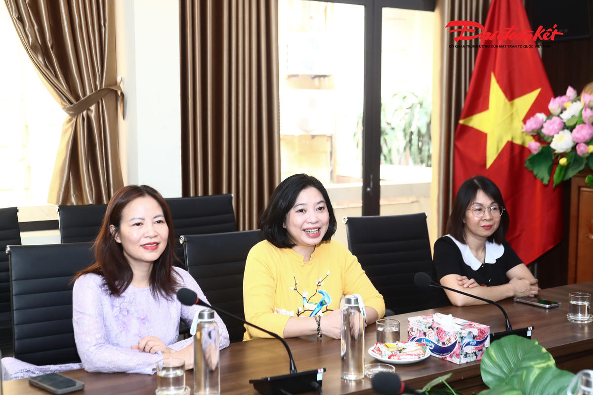 Những lẵng hoa, lời chúc và sự tin yêu dành cho Báo Đại đoàn kết nhân ngày 21/6