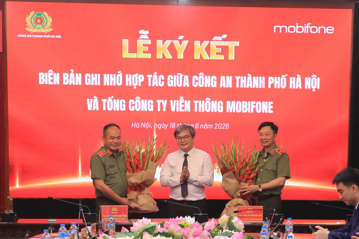 Phó Chủ tịch UBND TP Hà Nội Trương Việt Dũng chúc mừng Công an TP Hà Nội và MobiFone.
