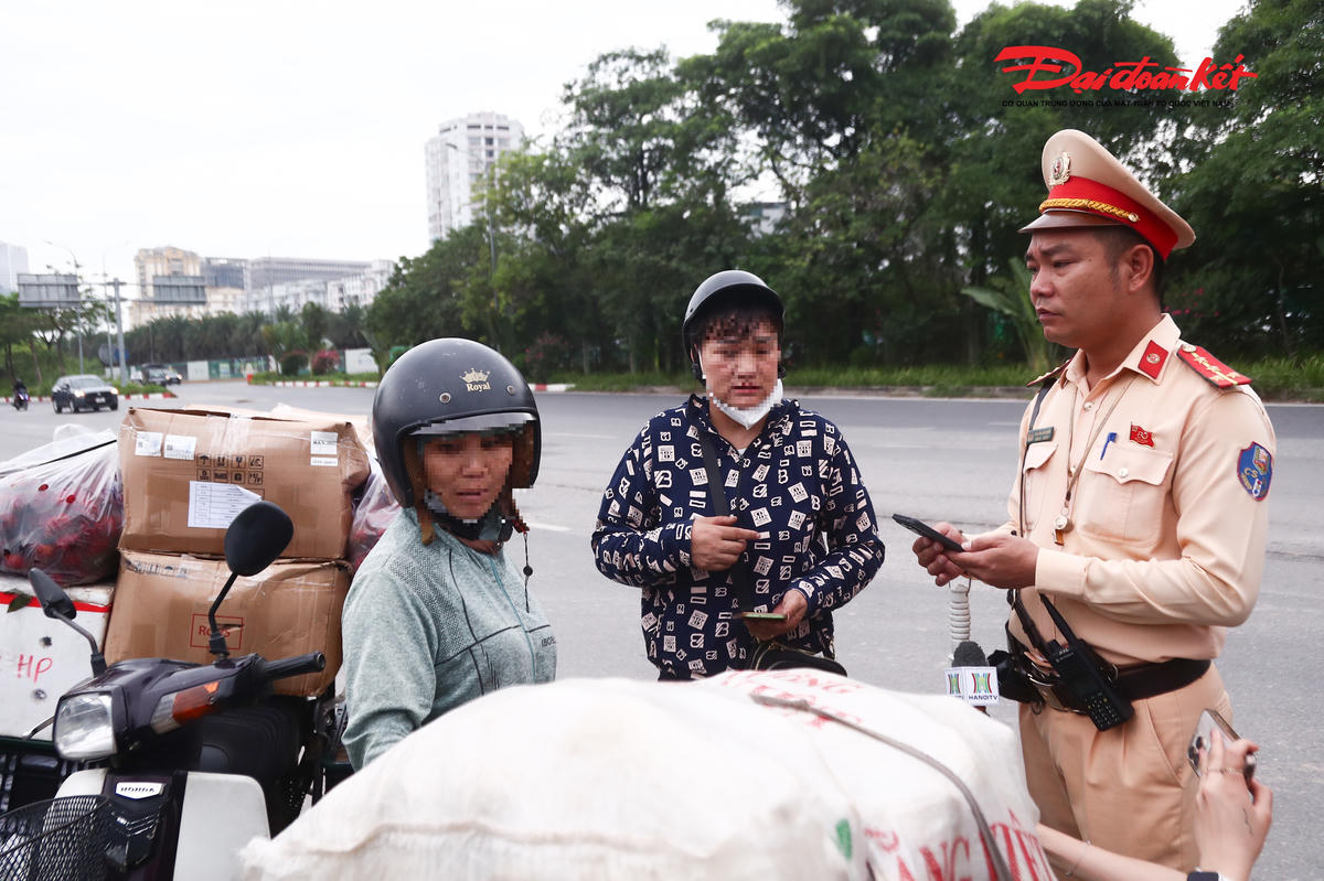 Hà Nội: CSGT xử lý nhiều trường hợp chở hàng cồng kềnh trên Đại lộ Thăng Long