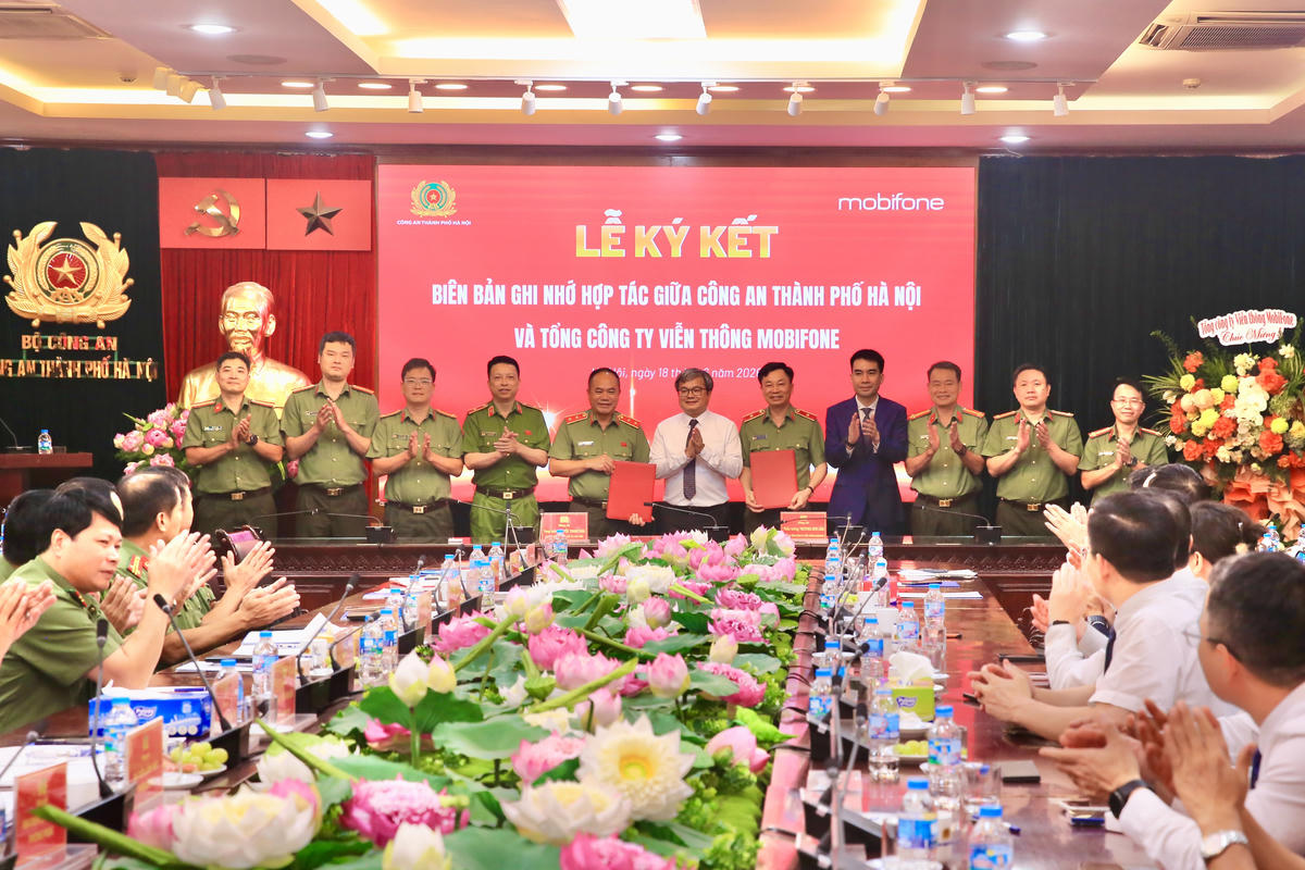 Công an Hà Nội và MobiFone ký kết hợp tác toàn diện, chung tay xây dựng Thủ đô thông minh.