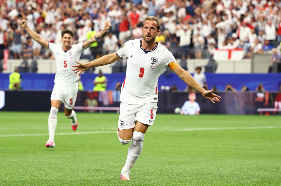 Harry Kane ăn mừng sau khi mở tỷ số trận đấu trên chấm phạt đền. Nguồn: Reuters.