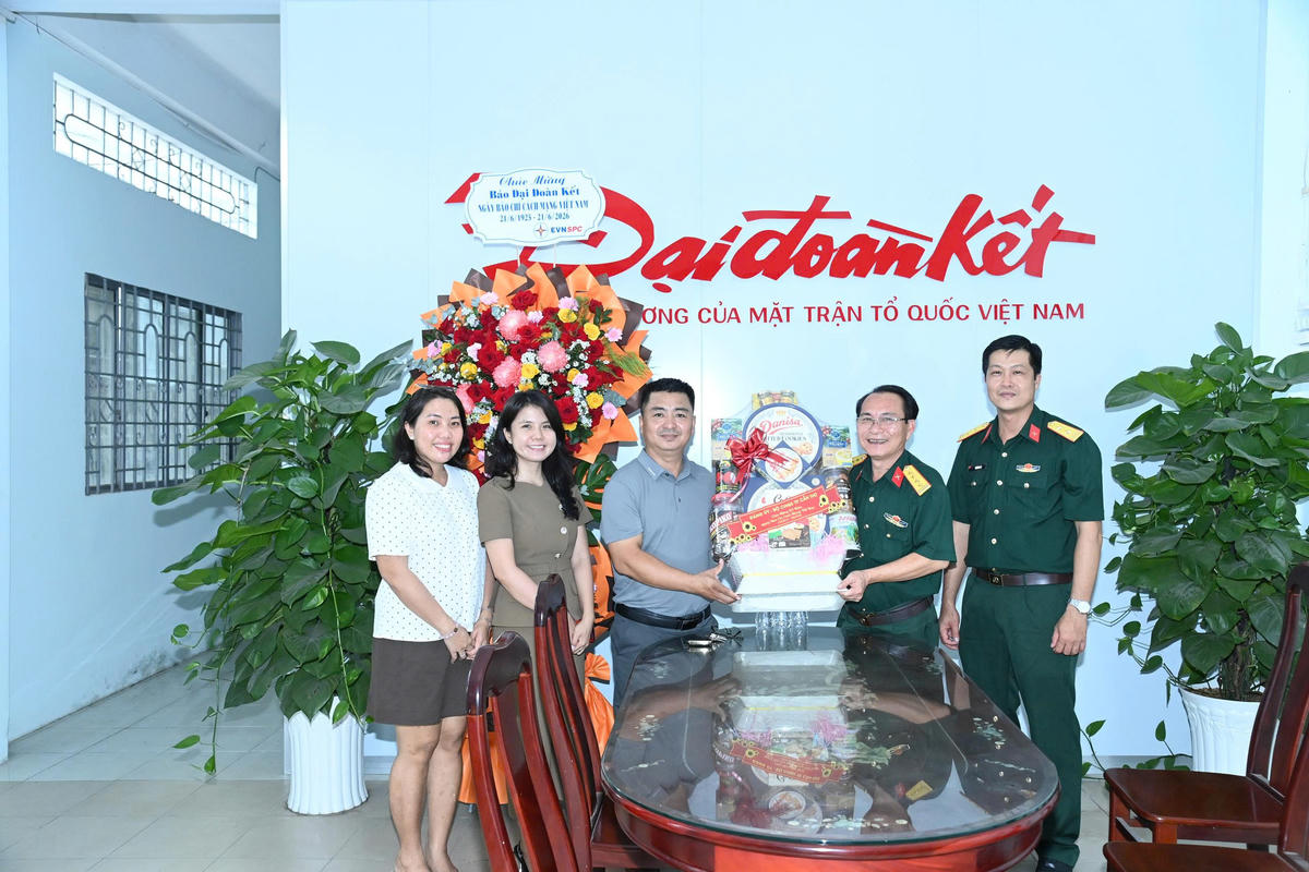 Đoàn công tác Bộ Chỉ huy Quân sự TP Cần Thơ do Đại tá Bằng Lưu Phương, Phó Chính ủy Bộ Chỉ huy Quân sự thành phố, làm Trưởng đoàn, đến thăm, chúc mừng Văn phòng Báo Đại đoàn kết tại khu vực Tây Nam bộ.