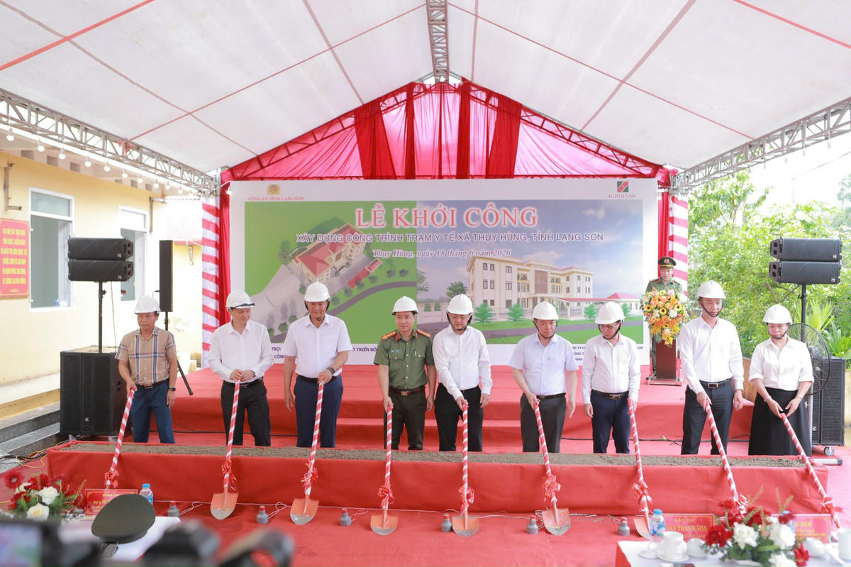 Các đại biểu thực hiện nghi thức khởi công xây dựng Trạm Y tế xã Thụy Hùng, tỉnh Lạng Sơn