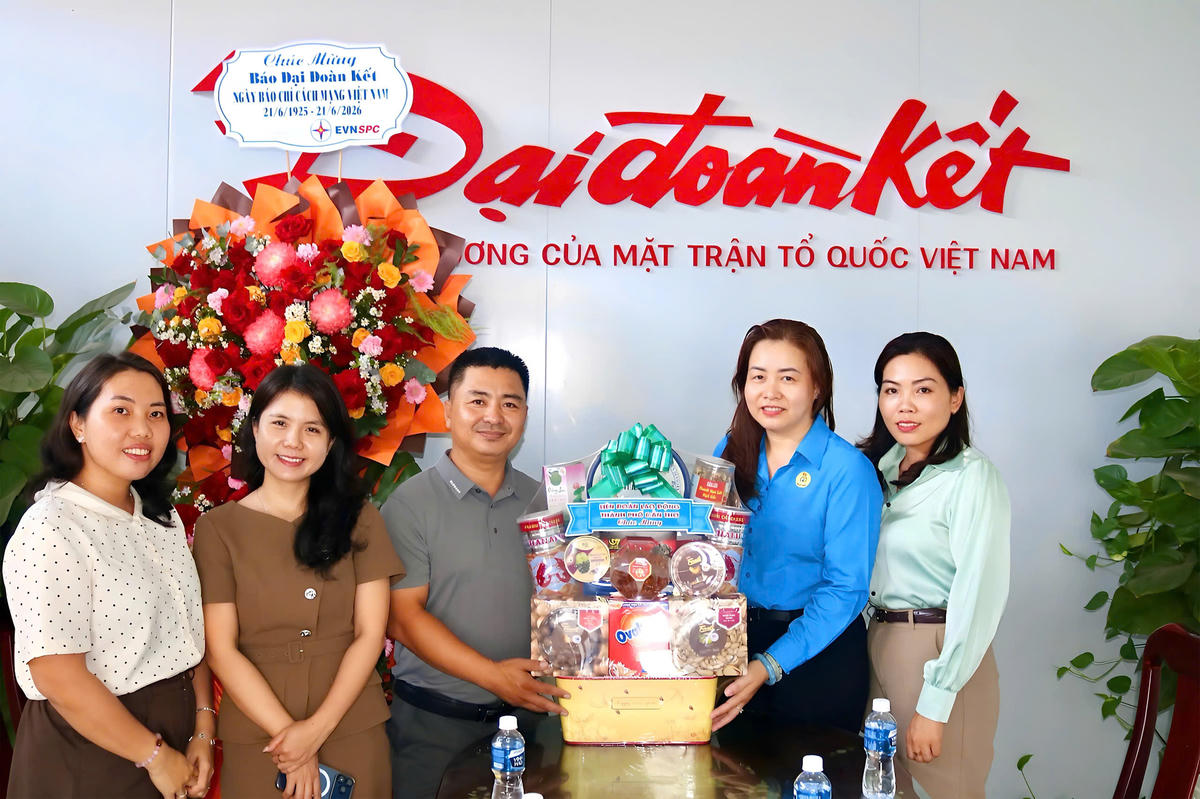 Đại diện lãnh đạo Liên đoàn lao động TP Cần Thơ chúc mừng Văn phòng Báo Đại đoàn kết tại khu vực Tây Nam bộ nhân Ngày Báo chí cách mạng Việt Nam.