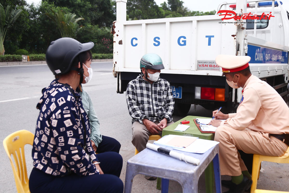 Hà Nội: CSGT xử lý nhiều trường hợp chở hàng cồng kềnh trên Đại lộ Thăng Long