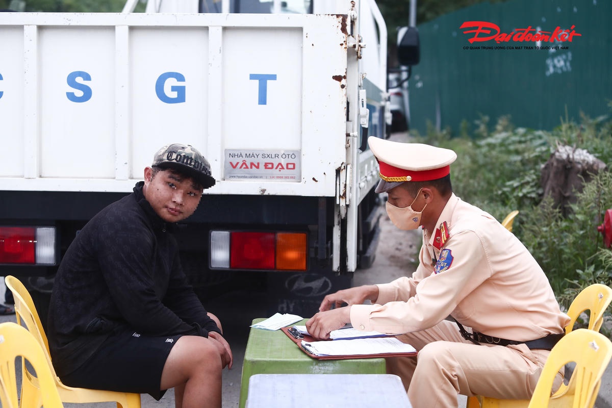 Làm việc với tổ công tác, tài xế Đ.V.D. (SN 2007, quê Lào Cai) cho biết sử dụng phương tiện này hằng ngày để vận chuyển vật liệu xây dựng thuê.