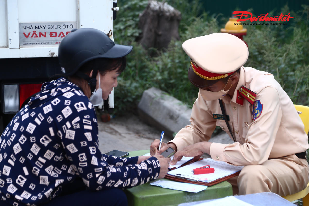 Hà Nội: CSGT xử lý nhiều trường hợp chở hàng cồng kềnh trên Đại lộ Thăng Long