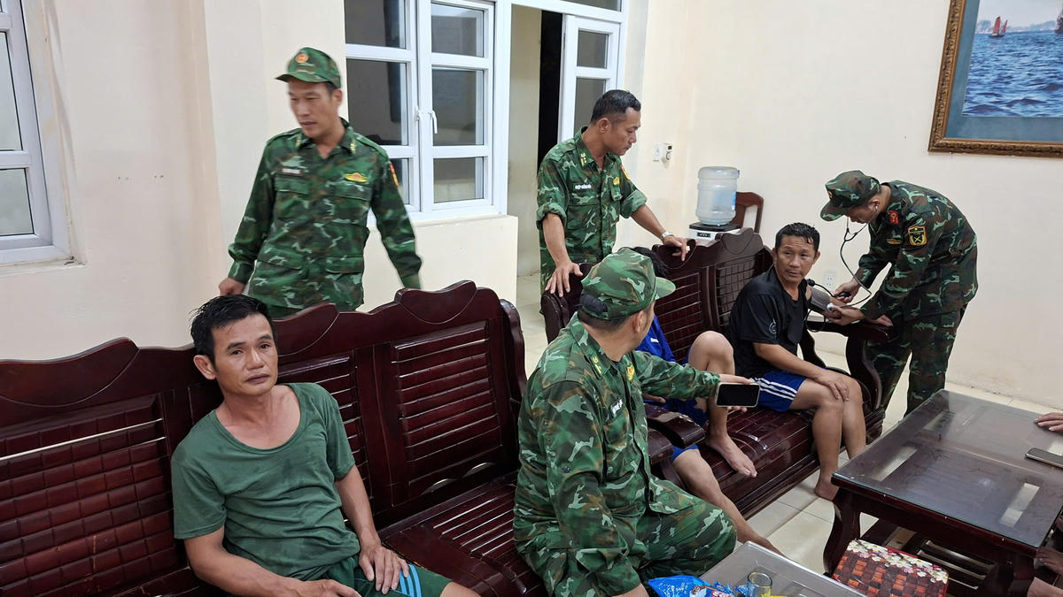 Các ngư dân bị nạn được Đồn Biên phòng Đảo Trần hỗ trợ kiểm tra, chăm sóc sức khỏe.