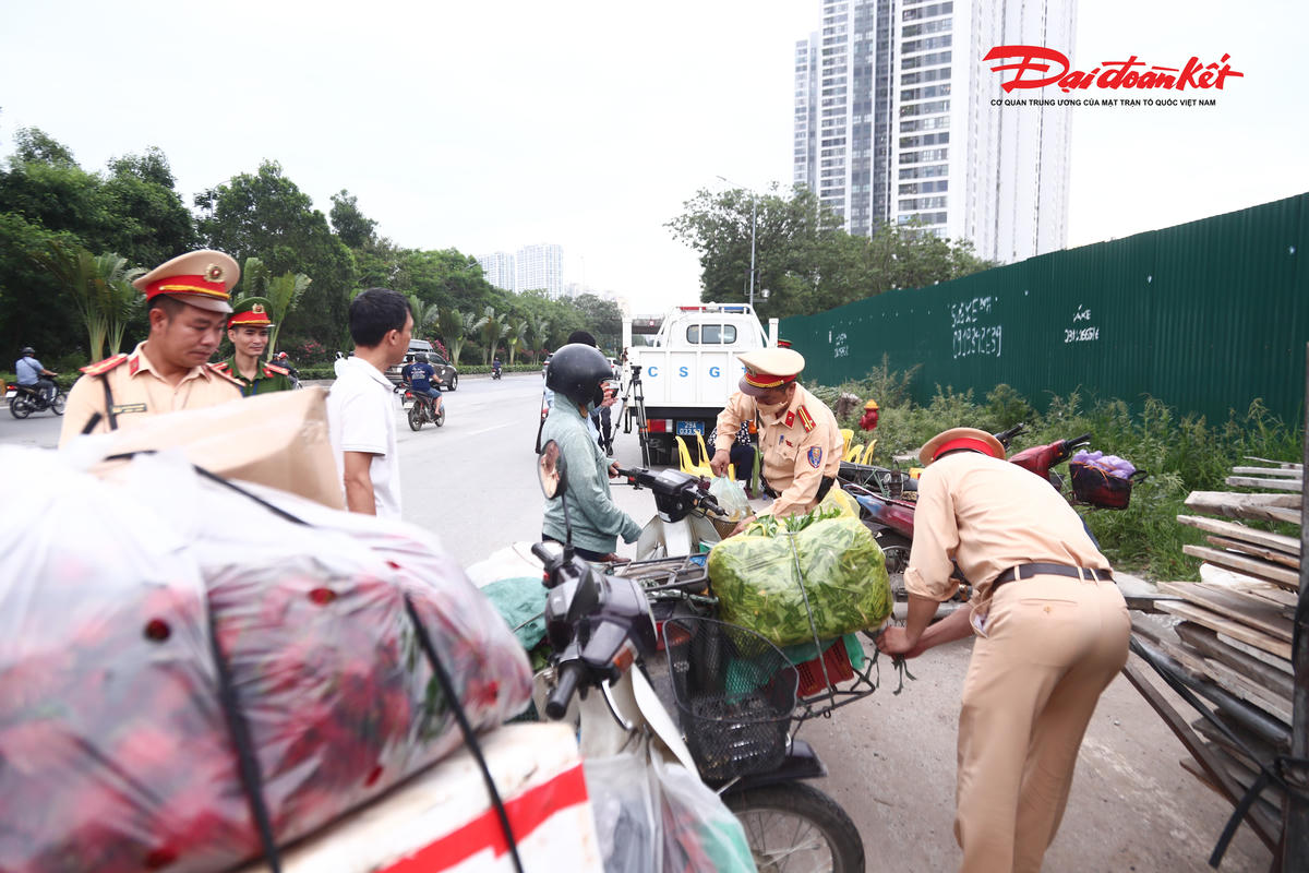 Hà Nội: CSGT xử lý nhiều trường hợp chở hàng cồng kềnh trên Đại lộ Thăng Long
