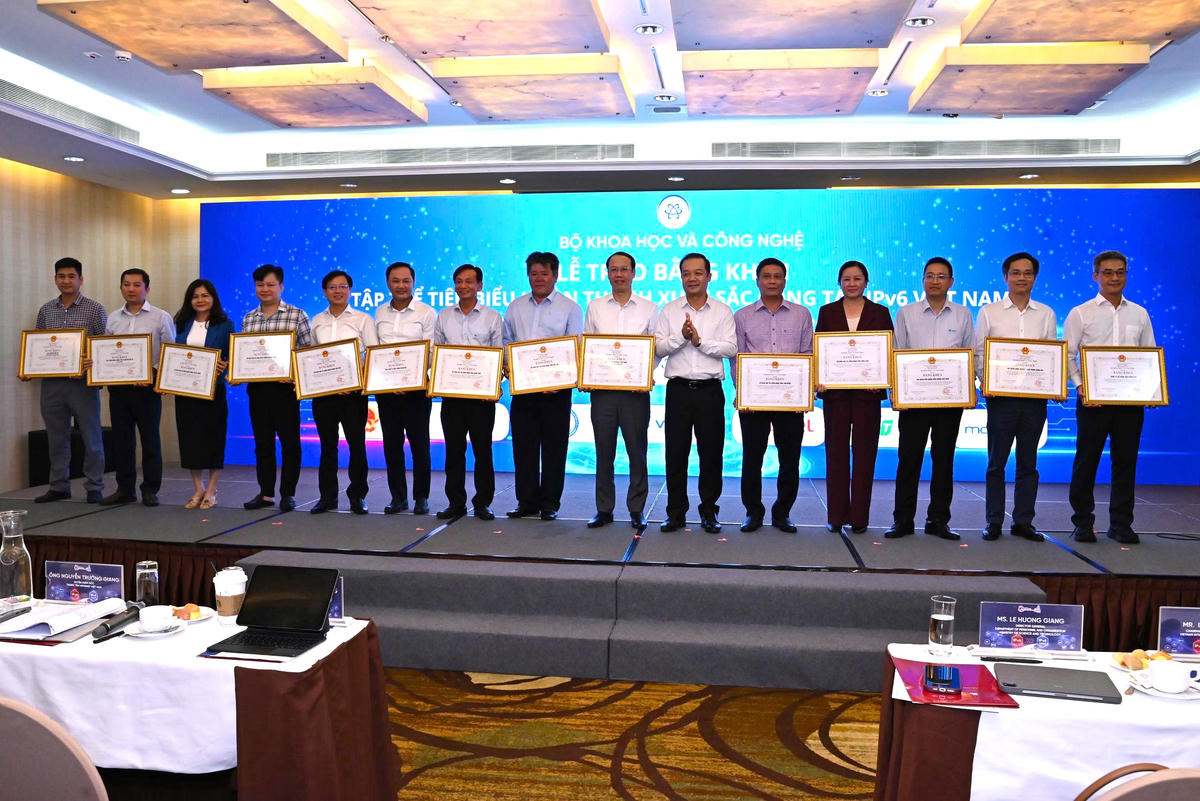 Thứ trưởng Phạm Đức Long trao Bằng khen của Bộ trưởng Bộ KHCN cho các tập thể, cá nhân có thành tích xuất sắc trong triển khai IPv6 giai đoạn 2021-2025.