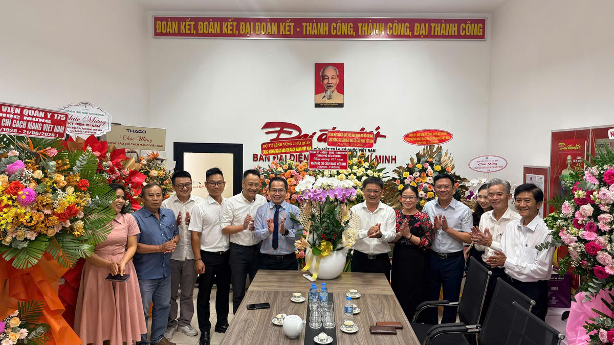 Đoàn đại biểu TP Hồ Chí Minh do ông Nguyễn Mạnh Cường, Ủy viên Dự khuyết Trung ương Đảng, Ủy viên Ban Thường vụ Thành ủy, Phó Chủ tịch UBND TP Hồ Chí Minh dẫn đầu đến thăm, chúc mừng Báo Đại Đoàn Kết nhân ngày Báo chí Cách mạng Việt Nam. Ảnh: Đ.Xá.