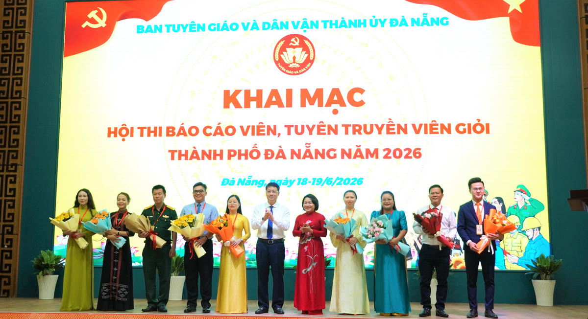 Lãnh đạo TP Đà Nẵng tặng hoa các thí sinh tham gia vòng chung khảo cấp thành phố. Ảnh: NT.