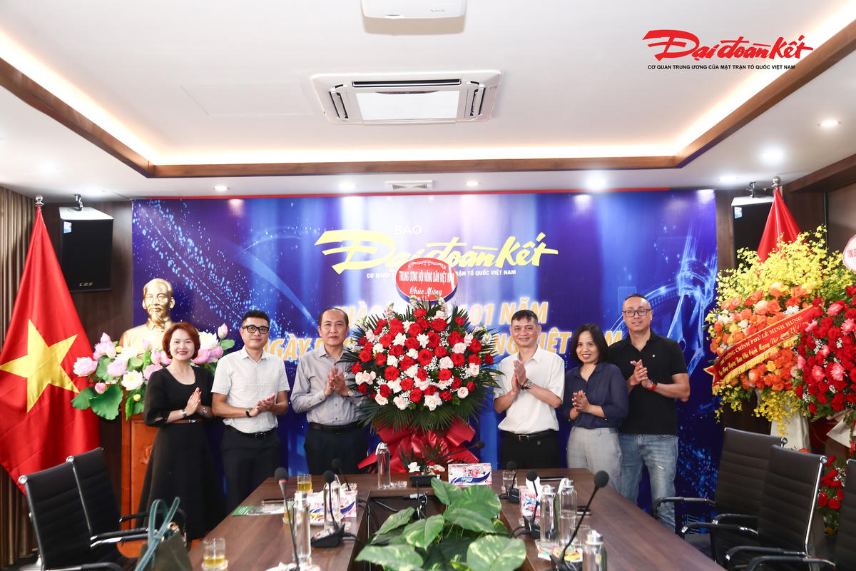 Đoàn công tác Trung ương Hội Nông dân Việt Nam tặng hoa chúc mừng Báo Đại đoàn kết nhân kỷ niệm 101 năm Ngày Báo chí Cách mạng Việt Nam.