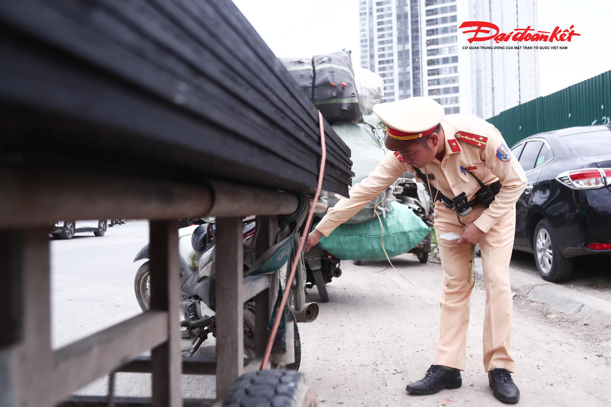 Hà Nội: CSGT xử lý nhiều trường hợp chở hàng cồng kềnh trên Đại lộ Thăng Long
