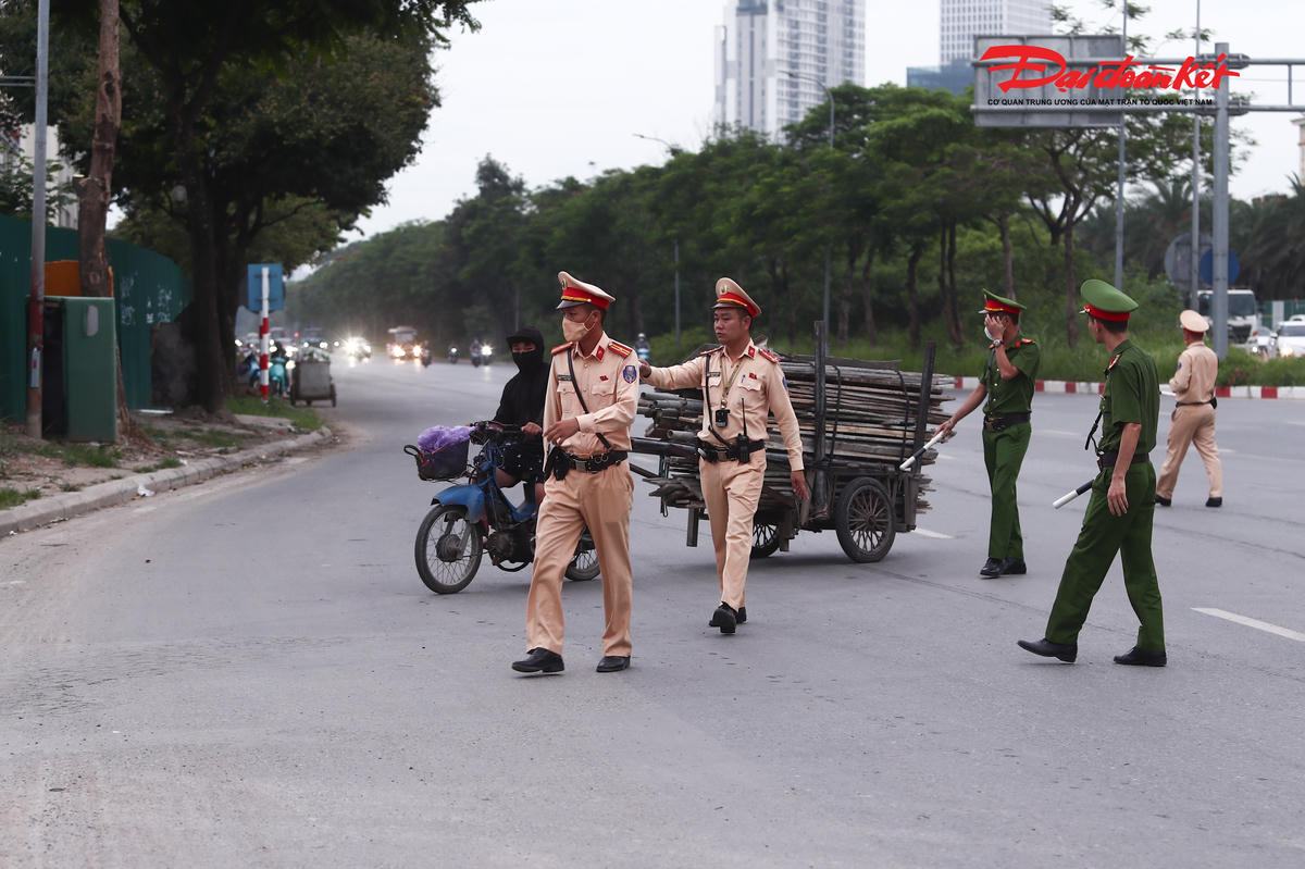 Hà Nội: CSGT xử lý nhiều trường hợp chở hàng cồng kềnh trên Đại lộ Thăng Long