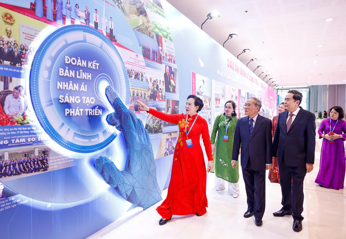 Lãnh đạo Đảng, Nhà nước tham quan gian trưng bày tại Đại hội. Ảnh: Quang Vinh