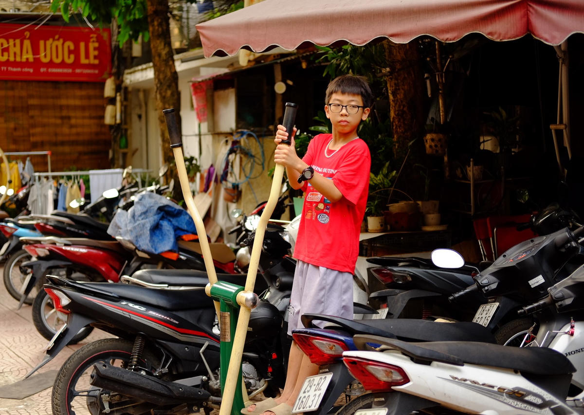 Theo thời gian, không gian sinh hoạt chung của khu tập thể được nâng cấp, bố trí nhiều dụng cụ tập luyện thể thao, vừa giúp người dân nâng cao sức khỏe, vừa là khu vui chơi cho các bạn nhỏ.