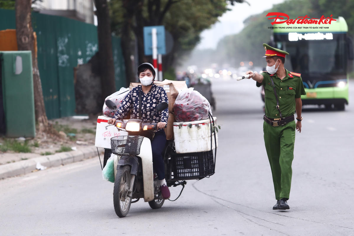 Hà Nội: CSGT xử lý nhiều trường hợp chở hàng cồng kềnh trên Đại lộ Thăng Long