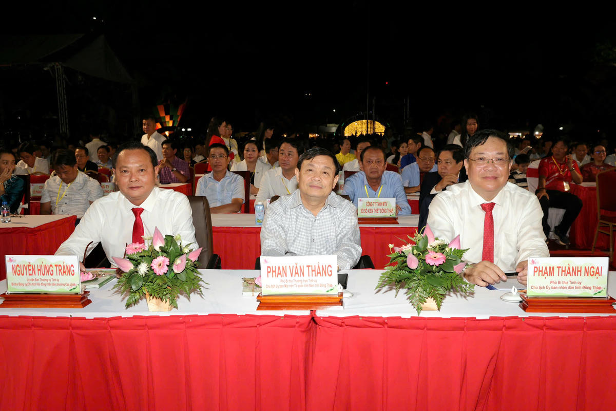 Các đại biểu dự khai mạc lễ hội. (Ảnh: Trung Phạm).