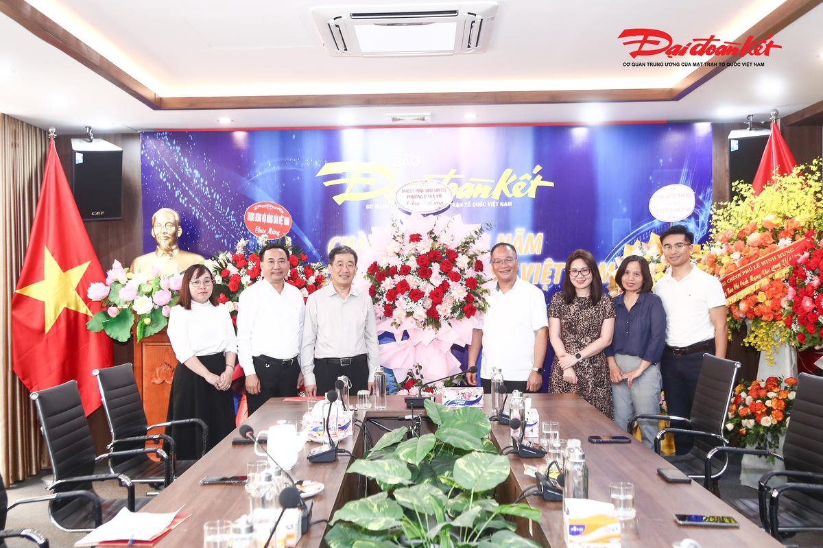 Những lẵng hoa, lời chúc và sự tin yêu dành cho Báo Đại đoàn kết nhân ngày 21/6