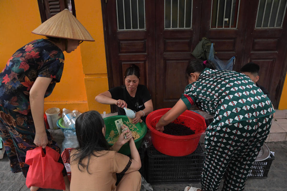 Không khí mua bán nhộn nhịp tại các chợ dân sinh phản ánh sức sống bền bỉ của phong tục truyền thống trong đời sống hiện đại.