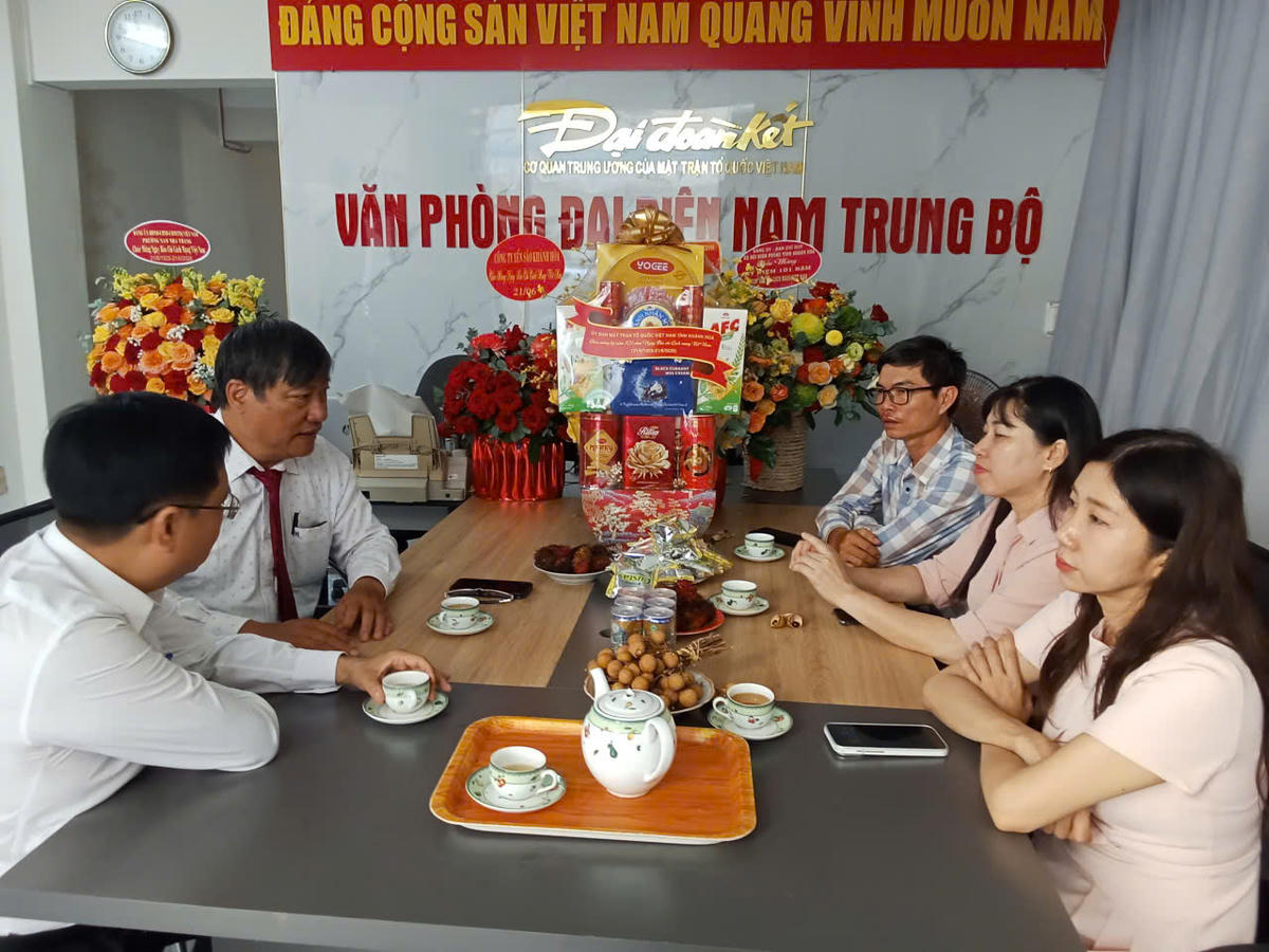 Đoàn công tác Ủy ban MTTQ Việt Nam tỉnh Khánh Hòa trò chuyện với cán bộ, phóng viên Văn phòng Báo Đại đoàn kết Nam Trung Bộ.