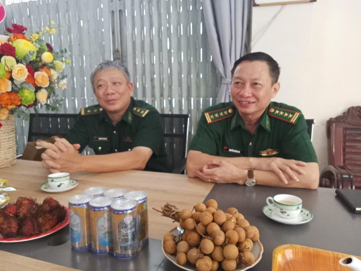 Đại tá Nguyễn Doãn Hòa, Bí thư Đảng ủy, Chính ủy Ban Chỉ huy BĐBP tỉnh Khánh Hòa trò chuyện với cán bộ, phóng viên Văn phòng báo Đại đoàn kết Nam Trung Bộ.