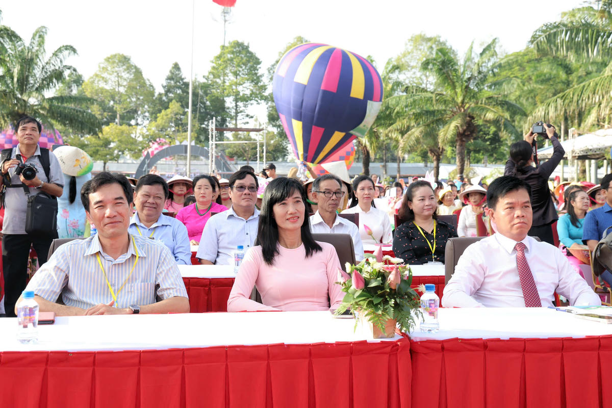 Các đại biểu dự khai mạc sự kiện. (Ảnh: P.T.).