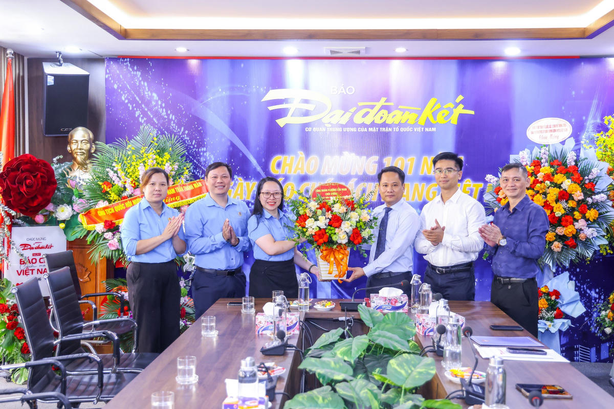 Tổng Biên tập Trương Thành Trung đón nhận lẵng hoa chúc mừng của Công đoàn phường Cửa Nam (TP Hà Nội). Ảnh: Quang Vinh.
