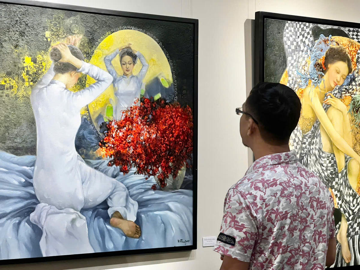 Du khách chiêm ngưỡng tác phẩm tại không gian triển lãm.
