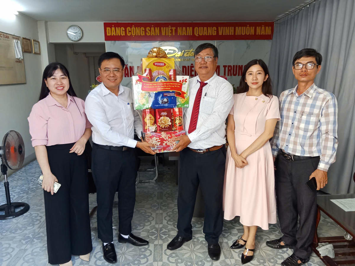 Ông Nguyễn Trung Dũng, Phó Chủ tịch Ủy ban MTTQ Việt Nam tỉnh Khánh Hòa cùng đoàn công tác, tặng hoa chúc mừng cán bộ, phóng viên Văn phòng Báo Đại đoàn kết Nam Trung Bộ.