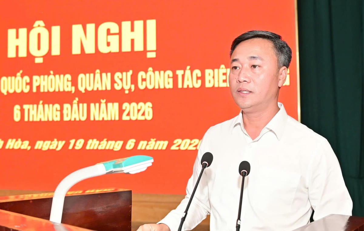 Ông Nguyễn Việt Hùng, Chủ tịch UBND tỉnh Khánh Hòa, phát biểu tại hội nghị.