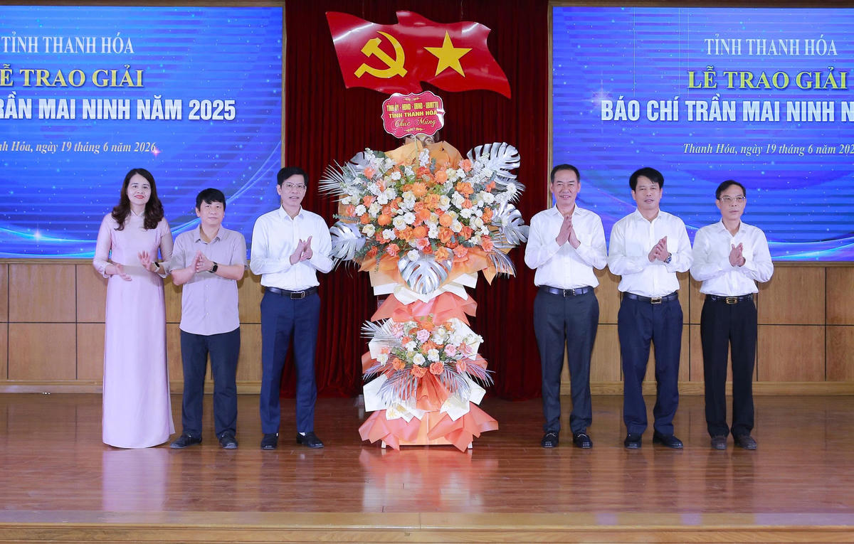 Phó Bí thư Tỉnh ủy, Chủ tịch Ủy ban MTTQ tỉnh Trịnh Tuấn Sinh; Trưởng ban Tuyên giáo và Dân vận Tỉnh ủy Đào Xuân Yên và Phó Chủ tịch UBND tỉnh Đầu Thanh Tùng tặng hoa chúc mừng lãnh đạo Hội Nhà báo tỉnh Thanh Hóa. Ảnh: Lê Hợi