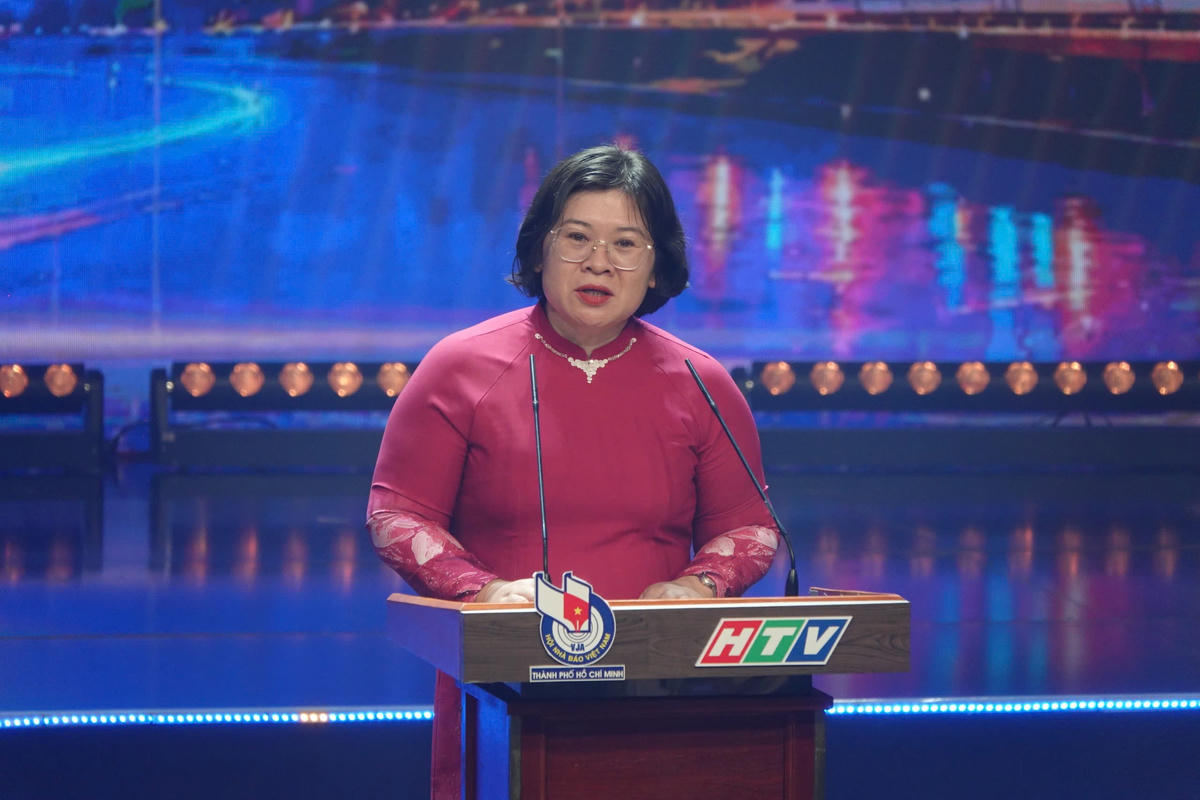 Phó Bí thư Thành ủy TP Hồ Chí Minh Văn Thị Bạch Tuyết phát biểu. Ảnh: T.Luân.